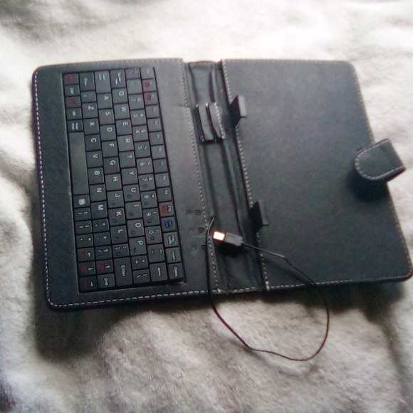 iPod/Tablet case/keyboard - Picture 1 of 6